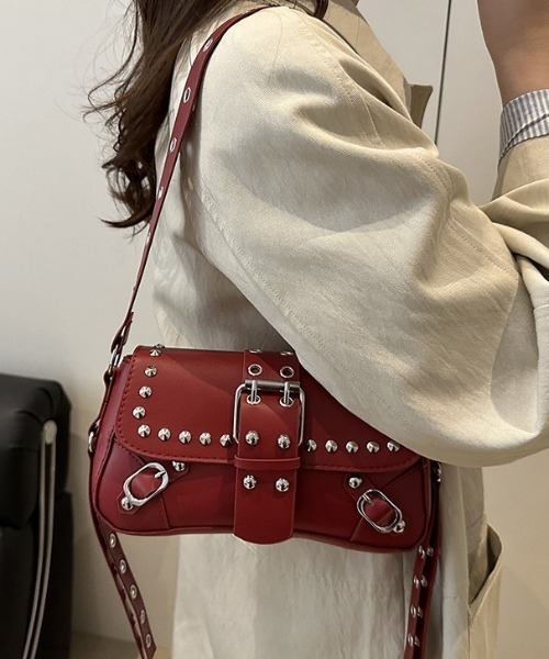 lilful(リルフル)の「【26年春夏新作】スタッズデザイン アイレットベルトショルダーバッグ(ショルダーバッグ・レディース・その他/ブラック/レッド/ブラウン/ホワイト・F)」の19枚目の写真