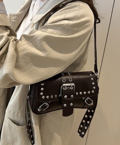 lilful(リルフル)の「【26年春夏新作】スタッズデザイン アイレットベルトショルダーバッグ(ショルダーバッグ・レディース・その他/ブラック/レッド/ブラウン/ホワイト・F)」の18枚目の写真