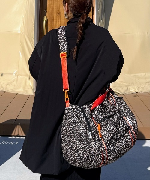 CONTROL FREAK / CTFK（コントロールフリーク）の「CONTROL FREAK / CTFK（コントロールフリーク）【TRAVEL BAG Series】≪撥水≫ダッフルバッグ M（ショルダーバッグ・レディース・ブラック/ベージュ/レオパード/チェック・FREE）」の3枚目の写真