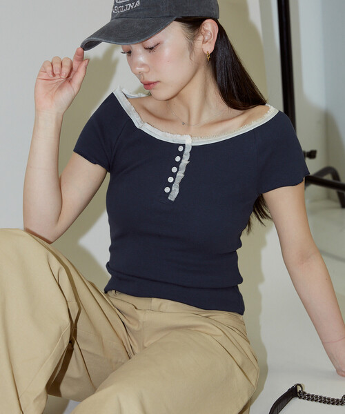 PUBLUX(パブリュクス)の「PUBLUX/パブリュクス 襟 レース 切替 ヘンリー リブ Tシャツ(Tシャツ/カットソー・レディース・チャコールグレー/オフホワイト/ブラウン/ブラック/ネイビー・フリ-)」の5枚目の写真