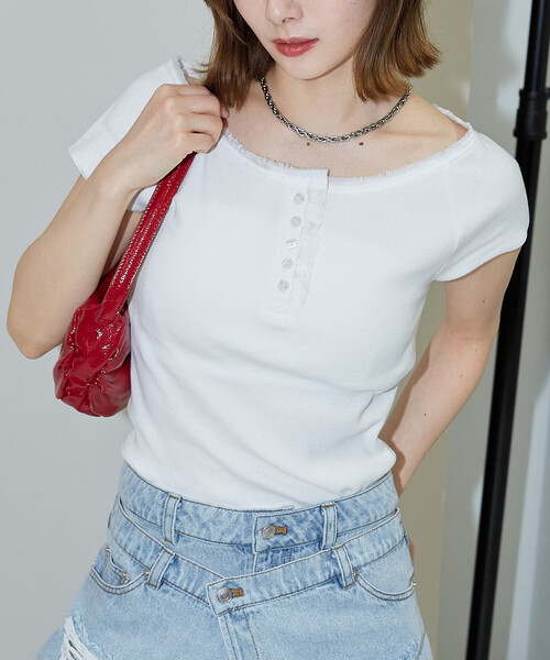 PUBLUX(パブリュクス)の「PUBLUX/パブリュクス 襟 レース 切替 ヘンリー リブ Tシャツ(Tシャツ/カットソー・レディース・チャコールグレー/オフホワイト/ブラウン/ブラック/ネイビー・フリ-)」の1枚目の写真
