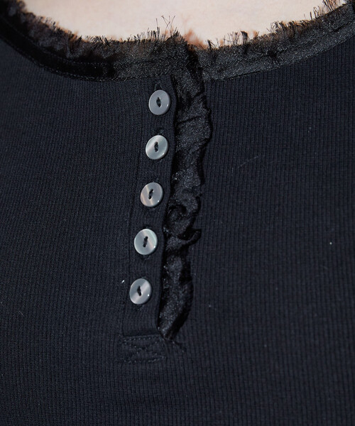 PUBLUX(パブリュクス)の「PUBLUX/パブリュクス 襟 レース 切替 ヘンリー リブ Tシャツ(Tシャツ/カットソー・レディース・チャコールグレー/オフホワイト/ブラウン/ブラック/ネイビー・フリ-)」の13枚目の写真