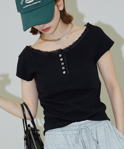 PUBLUX(パブリュクス)の「PUBLUX/パブリュクス 襟 レース 切替 ヘンリー リブ Tシャツ(Tシャツ/カットソー・レディース・チャコールグレー/オフホワイト/ブラウン/ブラック/ネイビー・フリ-)」の16枚目の写真