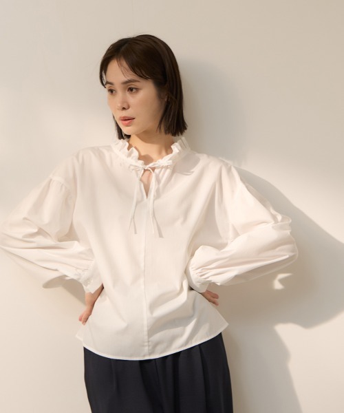 ketty(ケティ)の「ハイカウントタイプライターフリルネックブラウス(シャツ/ブラウス・レディース・オフホワイト/サックスブルー/イエロー/ネイビー・M)」の1枚目の写真