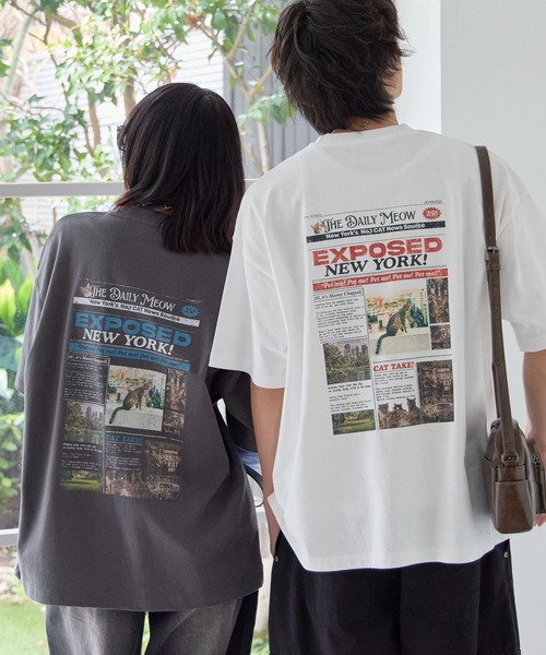 セール】《UNISEX》ニュースペーパーグラフィックT バックプリント