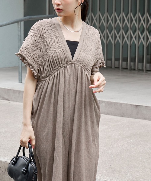 MONO-MART(モノマート)の「【AIRY DAYシリーズ】シャーリング フリル カット楊柳 オールインワン〈UVカット/マシンウォッシャブル〉(サロペット/オーバーオール・レディース・ブラック/ダークネイビー/ブラウン/ベージュ/ダークグレー・L/M)」の15枚目の写真