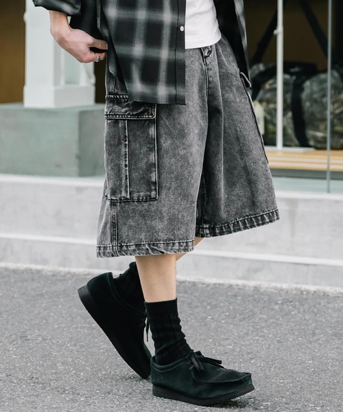 Rocky Monroe（ロッキーモンロー）の「ケミカルウォッシュ オーバーダイ ワイドデニムカーゴハーフショートパンツ（デニムパンツ・メンズ・パープル/インディゴブルー/ブラウン/ケミカルウォッシュ/ライトブラック/ブラック/ワンウォッシュ・XL/L/M）」の2枚目の写真