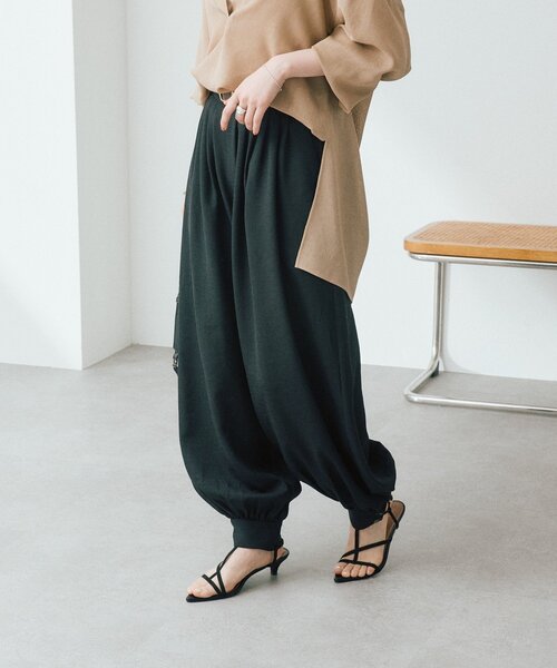 RIVE DROITE(リヴドロワ)の「予約【鮮度抜群/防シワ性/紫外線防止】リネンライクアラジンパンツ(その他パンツ・レディース・ブラック/サンドベージュ・36/38)」の8枚目の写真