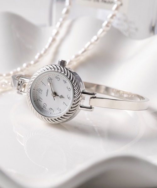 MAGASIN DE MODE Chou Chou(マガジンデモードシュシュ)の「【MAGASIN DE MODE Chou Chou】アンティーク風 メタル バングルウォッチ GY106 FW(アナログ腕時計・レディース・ホワイト/シルバー/ピンクゴールド・FREE)」の4枚目の写真