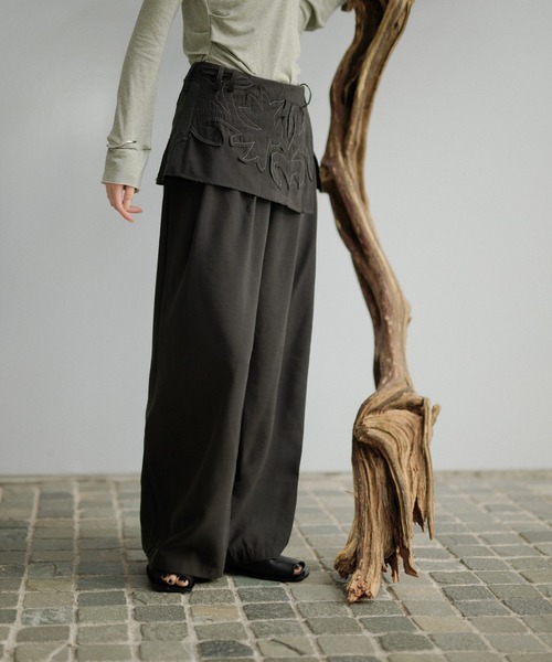 LAULEN(ローレン)の「embroidery wrap detail trousers(その他パンツ・レディース・グレー/ブラック/ベージュ・S/M)」の9枚目の写真