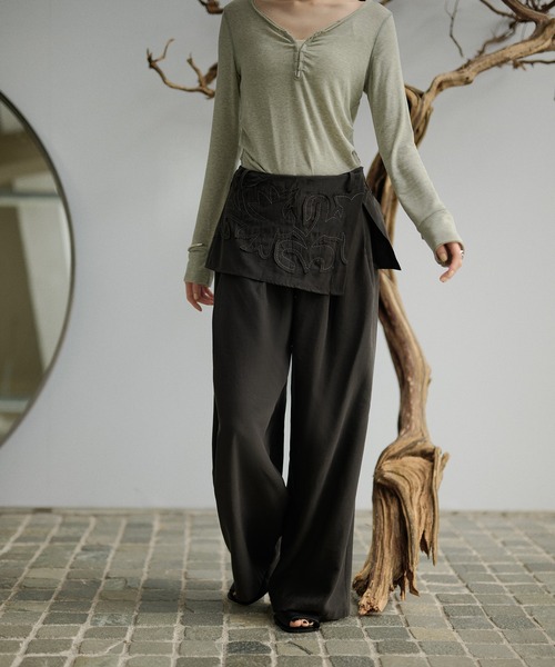 LAULEN(ローレン)の「embroidery wrap detail trousers(その他パンツ・レディース・グレー/ブラック/ベージュ・S/M)」の4枚目の写真