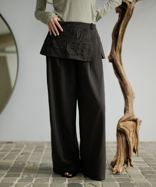 LAULEN(ローレン)の「embroidery wrap detail trousers(その他パンツ・レディース・グレー/ブラック/ベージュ・S/M)」の5枚目の写真