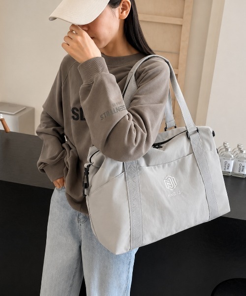 MELT(メルト)の「2way大容量ショルダーバッグ(ボストンバッグ・レディース・ブラック/ライトベージュ/グレー・FREE)」の2枚目の写真
