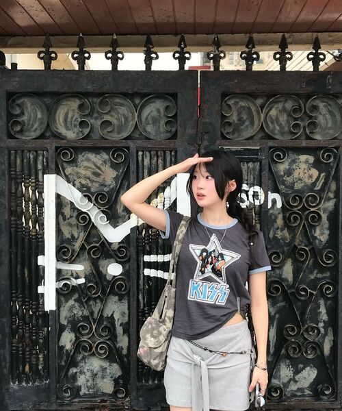 MAINBOOTH（メインブース）の「[KISS] ウーマンスターTシャツ(チャコール)（Tシャツ/カットソー・レディース・その他・1/2）」の8枚目の写真