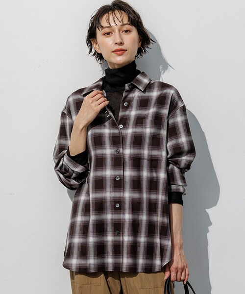 23区 L(ニジュウサンクオオキイサイズ)の「コットンミックスチェック シャツ(シャツ/ブラウス・レディース・ネイビー系3/ダークブラウン系3・44/46/48)」の2枚目の写真