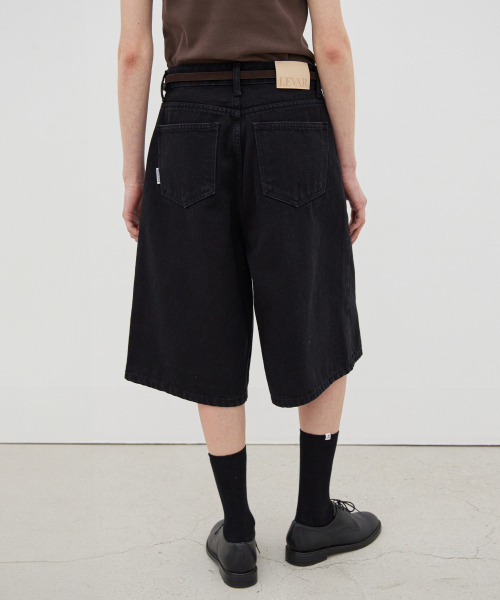 LEVAR(レバー)の「Relaxed Wide Bermuda Denim - Black(デニムパンツ・レディース・その他・SMALL/MEDIUM/LARGE)」の1枚目の写真