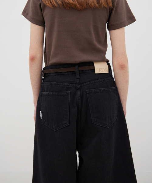 LEVAR(レバー)の「Relaxed Wide Bermuda Denim - Black(デニムパンツ・レディース・その他・SMALL/MEDIUM/LARGE)」の2枚目の写真