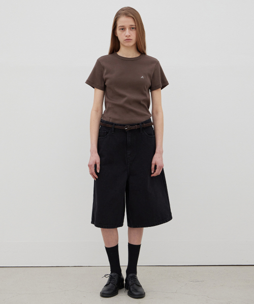 LEVAR(レバー)の「Relaxed Wide Bermuda Denim - Black(デニムパンツ・レディース・その他・SMALL/MEDIUM/LARGE)」の4枚目の写真