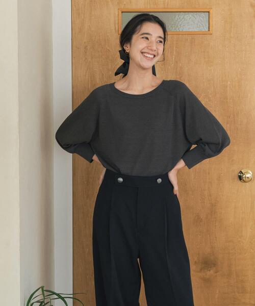 URBAN RESEARCH DOORS(アーバンリサーチドアーズ)の「ドライタッチラグランニットプルオーバー(ニット/セーター・レディース・チャコールグレー/ブラック/ブルー・FREE)」の6枚目の写真