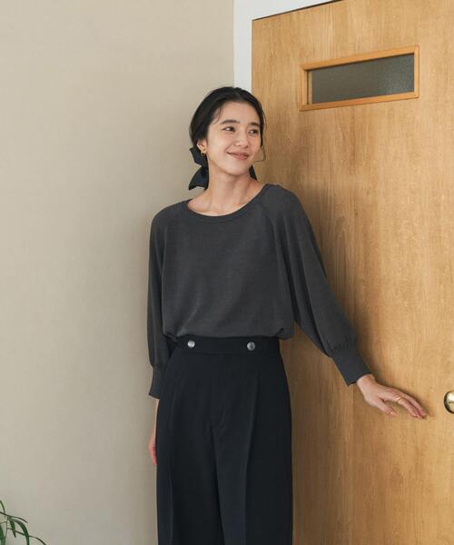 URBAN RESEARCH DOORS(アーバンリサーチドアーズ)の「ドライタッチラグランニットプルオーバー(ニット/セーター・レディース・チャコールグレー/ブラック/ブルー・FREE)」の7枚目の写真