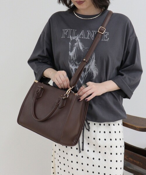 fredy emue(フレディエミュ)の「パイピングスクエアボストンバッグ(ボストンバッグ・レディース・ブラウン/ベージュ/ブラック・FREE)」の11枚目の写真