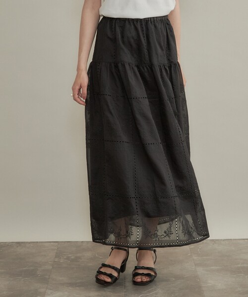 couture brooch（クチュールブローチ）の「ニュアンススクエア刺繍スカート（スカート・レディース・オフホワイト/ブラック・36/38）」の3枚目の写真