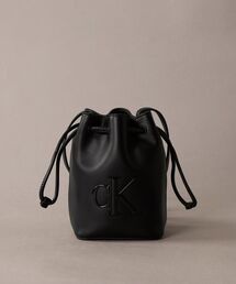 クロスボディバッグ - ボールドCKミニバケットクロスボディバッグ