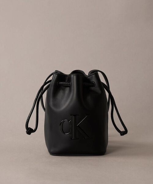 Calvin Klein(カルバン・クライン)の「クロスボディバッグ - ボールドCKミニバケットクロスボディバッグ(ボディバッグ/ウエストポーチ・レディース・ブラック・FREE)」の1枚目の写真