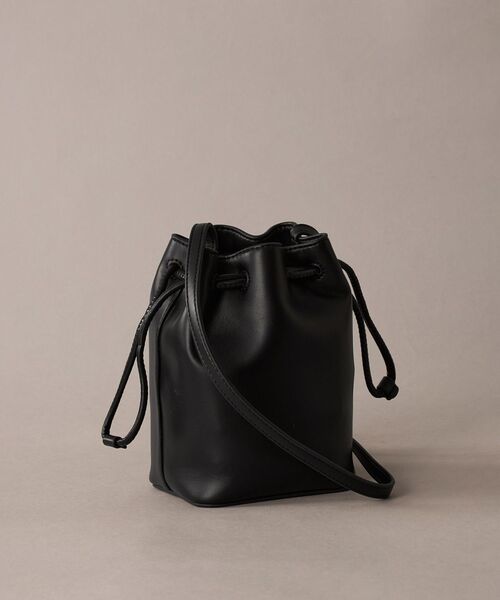 Calvin Klein(カルバン・クライン)の「クロスボディバッグ - ボールドCKミニバケットクロスボディバッグ(ボディバッグ/ウエストポーチ・レディース・ブラック・FREE)」の2枚目の写真
