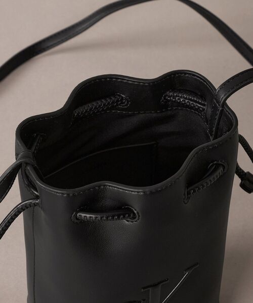 Calvin Klein(カルバン・クライン)の「クロスボディバッグ - ボールドCKミニバケットクロスボディバッグ(ボディバッグ/ウエストポーチ・レディース・ブラック・FREE)」の3枚目の写真