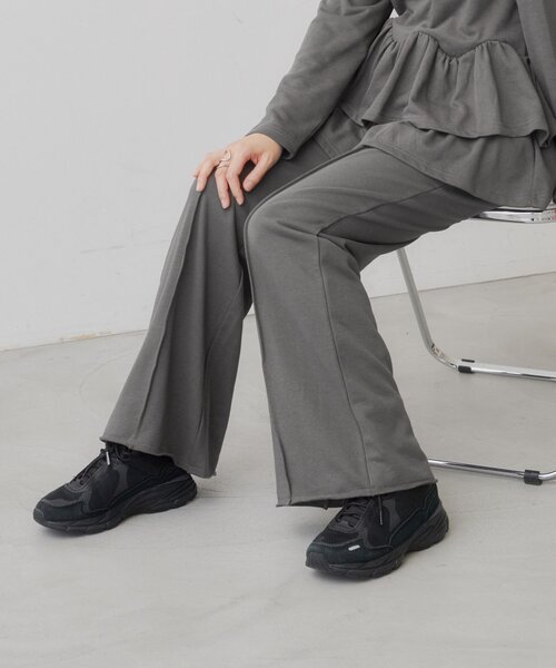 Kastane(カスタネ)の「【KATOMARI企画】EASY FLARE SWEAT PANTS(スウェットパンツ・レディース・グレー/チャコールグレー・0/1)」の2枚目の写真