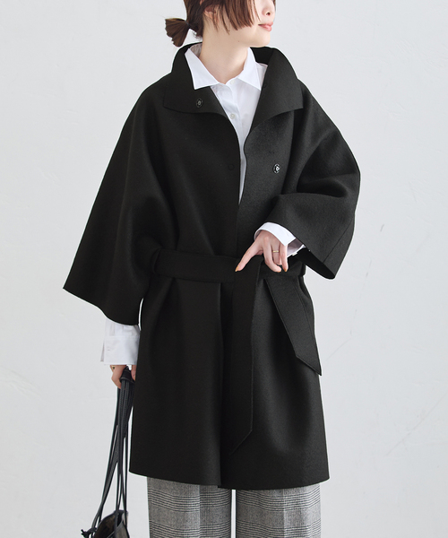 HARRIS WHARF LONDON(ハリスワーフロンドン)の「HARRIS WHARF LONDON 別注 Women kimono mantle pressed wool コート(その他アウター・レディース・ブラック/アイボリー・42)」の1枚目の写真