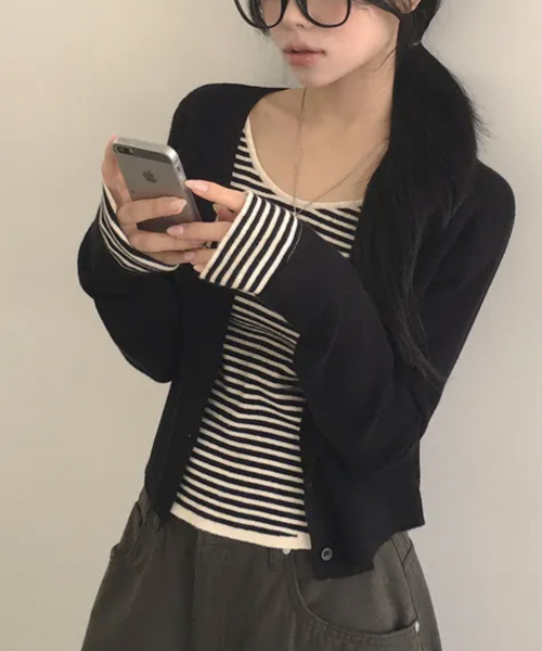 VIVID LADY(ビビッドレディー)の「ボーダーレイヤード カーディガン風 プルオーバー ニットトップス(ニット/セーター・レディース・ブラック/ワイン/ダークブラウン・FREE)」の4枚目の写真