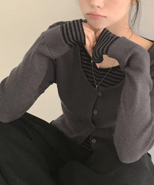 VIVID LADY(ビビッドレディー)の「ボーダーレイヤード カーディガン風 プルオーバー ニットトップス(ニット/セーター・レディース・ブラック/ワイン/ダークブラウン・FREE)」の11枚目の写真