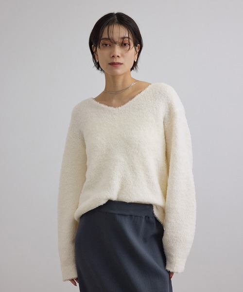 SALON adam et rope'（サロン アダム エ ロペ）の「【WEB限定】ループヤーンVネックプルオーバー（ニット/セーター・レディース・オフホワイト/チャコールグレー・FREE）」の2枚目の写真