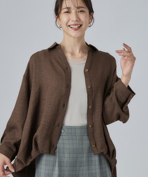 SHOO・LA・RUE（シューラルー）の「【S-LL】洗濯後しわになりにくい インしてる風シャツ（シャツ/ブラウス・レディース・チャコールグレー/ブルー/ライトベージュ/ブラウン系その他・04/03/02/01）」の2枚目の写真