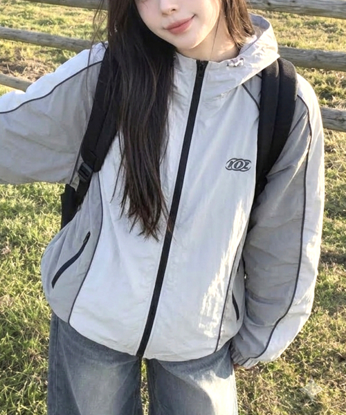 MOZMOZ(モズモズ)の「パイピング配色ナイロンジップアップパーカー グレー(パーカー・レディース・グレー・LARGE/X-LARGE/3)」の3枚目の写真