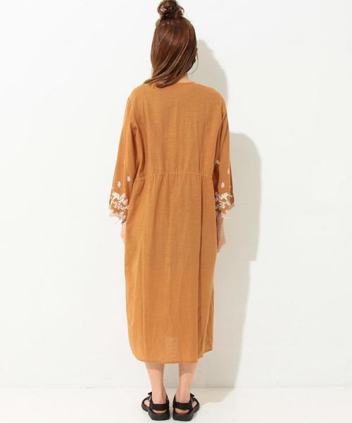 Another Edition（アナザーエディション）の「フラワー刺繍ガウン/ AEBC FLW EMB GOWN（カーディガン/ボレロ・レディース・オフホワイト/コバルトブルー/マスタード・フリー）」の4枚目の写真