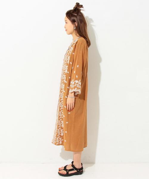 Another Edition（アナザーエディション）の「フラワー刺繍ガウン/ AEBC FLW EMB GOWN（カーディガン/ボレロ・レディース・オフホワイト/コバルトブルー/マスタード・フリー）」の5枚目の写真