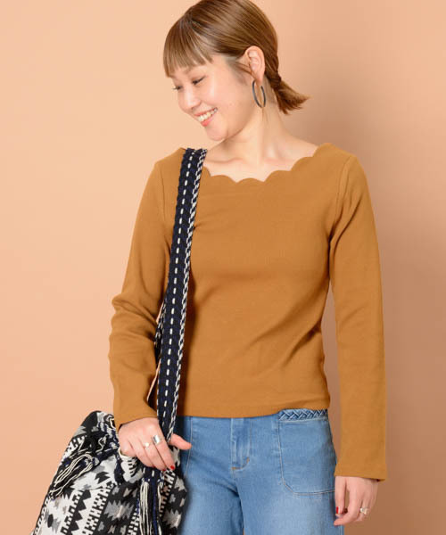 mystic(ミスティック)の「衿スカラッププルオーバー(Tシャツ/カットソー・レディース・レッド/ライトグレー/キャメル/ブラック/チャコールグレー・フリ-)」の1枚目の写真