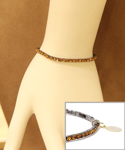 UNITED ARROWS（ユナイテッドアローズ）の「UA レンヅメ ホソ ブレスレット¨ ◆（ブレスレット・レディース・ホワイト/ピンク/オレンジ/ケリー/ロイヤルブルー/その他1/ブラック/レッド/ワインレッド/イエロー/ライム/ライトブルー/ライトピンク/その他2/その他3/その他4/その他5/ターコイズブルー/その他6/その他7/その他8・フリー）」の8枚目の写真