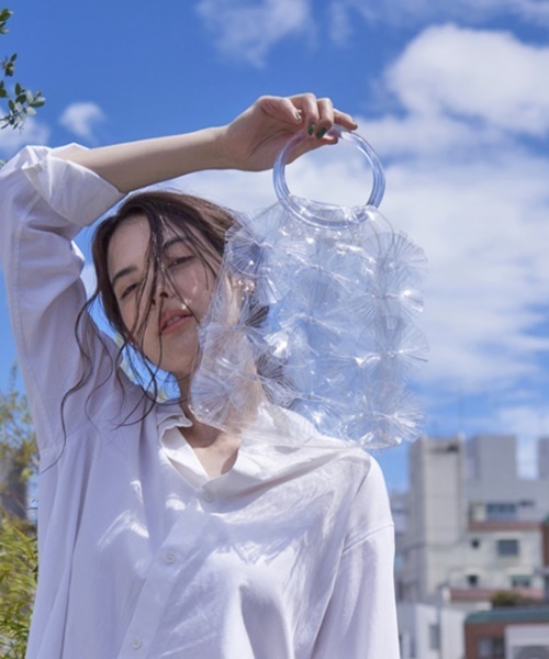 LE VERNIS(ル・ベルニ)の「フラワーボムバッグ(ハンドバッグ・レディース・ホワイト/ブラック/ブルー/クリア・FREE)」の4枚目の写真