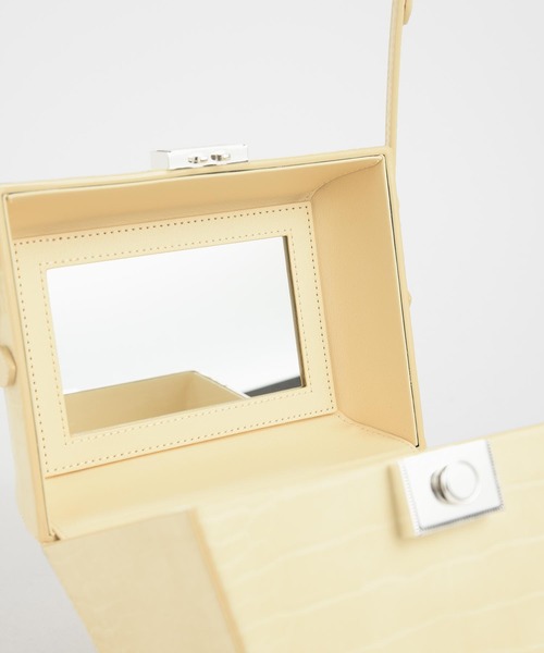 CHARLES & KEITH(チャールズ & キース)の「クロックエフェクト スカルプチャートップハンドルバッグ / Croc-Effect Sculptural Top Handle Bag(ハンドバッグ・レディース・イエロー/クリーム/ベビーピンク・M)」の15枚目の写真