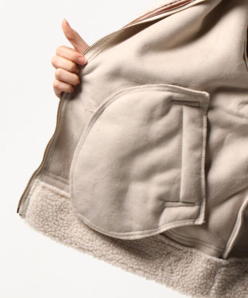 GeeRA(ジーラ)の「ライダース風ムートンボアブルゾン(ブルゾン・レディース・アイボリー/グレー・LARGE/X-LARGE/MEDIUM/XX-LARGE)」の3枚目の写真