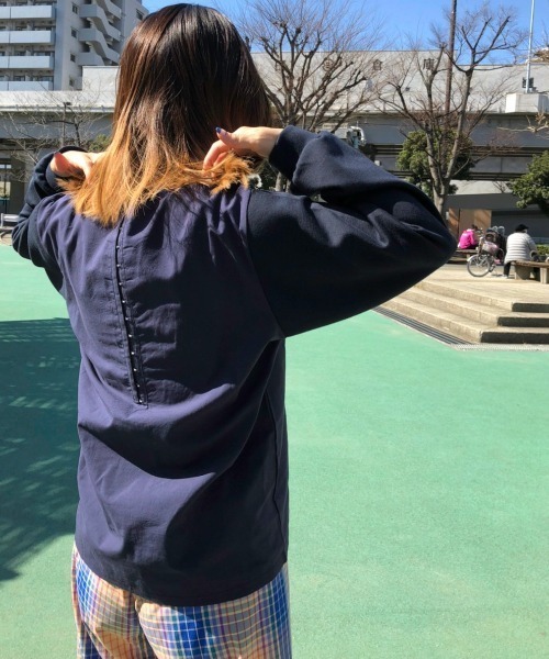 M nort（エムノート）の「【わたなべ麻衣プロデュース】ドッキングバックデザイントップス（Tシャツ/カットソー・レディース・ネイビー・FREE）」の3枚目の写真