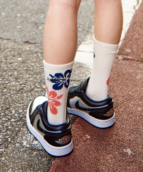 X-girl（エックスガール）の「HIBISCUS RIB SOCKS（ソックス/靴下・レディース・ホワイト/ブラック/ベージュ/ブルー・ONE SIZE）」の2枚目の写真