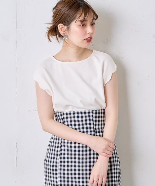 natural couture(ナチュラルクチュール)の「プチプラ2WAYお上品スカラップT(Tシャツ/カットソー・レディース・オフホワイト/ブラック/ベージュ/カーキ/サックスブルー/ピンク/その他1・FREE)」の2枚目の写真