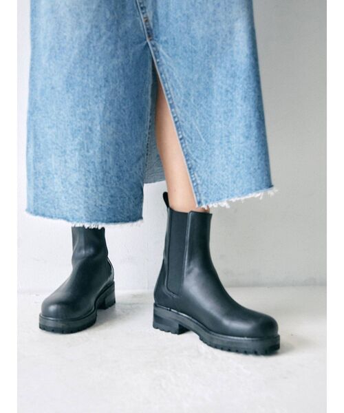 Ungrid(アングリッド)の「ミドル丈サイドゴアブーツ(チェルシーブーツ / トラックソールブーツ)(ブーツ・レディース・アイボリー/ブラック・M/S/L)」の6枚目の写真