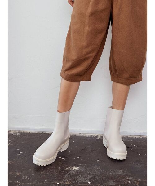 Ungrid(アングリッド)の「ミドル丈サイドゴアブーツ(チェルシーブーツ / トラックソールブーツ)(ブーツ・レディース・アイボリー/ブラック・M/S/L)」の5枚目の写真