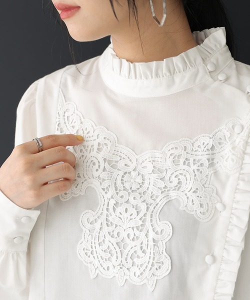 osharewalker（オシャレウォーカー）の「【廃盤】『モチーフレーススタンドカラーブラウス』（シャツ/ブラウス・レディース・オフホワイト/ブラック・1/2）」の4枚目の写真